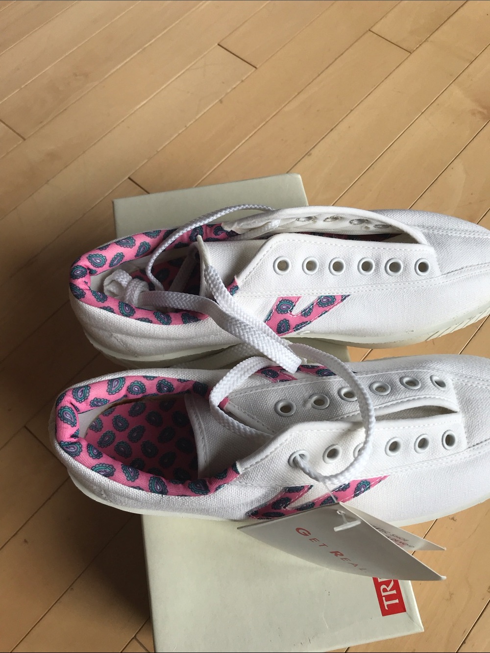 NWT women’s Tretorn Nylite white canvas tie Sneakers w pink paisley w box 8 - Picture 4 of 9